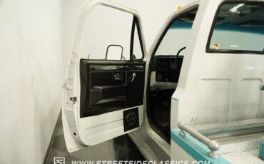 Chevrolet-C30-1973-White-Black-45