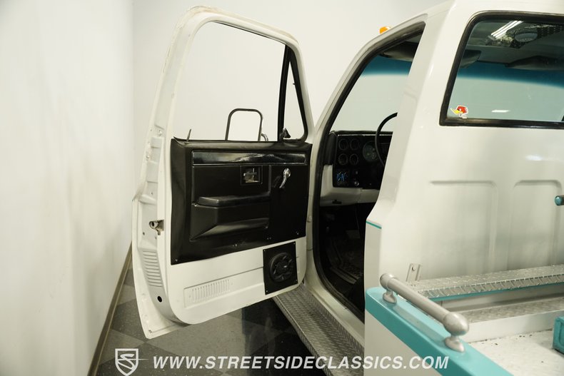 Chevrolet-C30-1973-White-Black-45