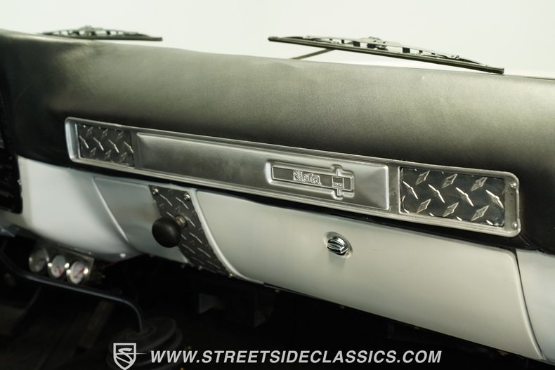 Chevrolet-C30-1973-White-Black-47