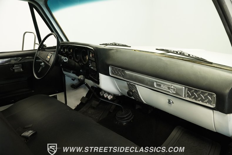 Chevrolet-C30-1973-White-Black-48