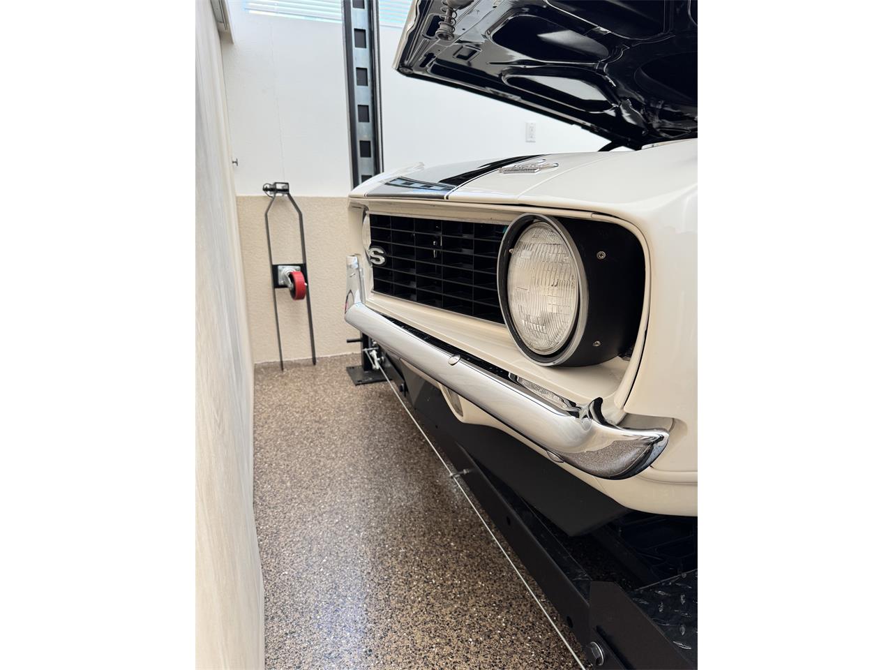 Chevrolet-Camaro-1969-White-Black-white-1