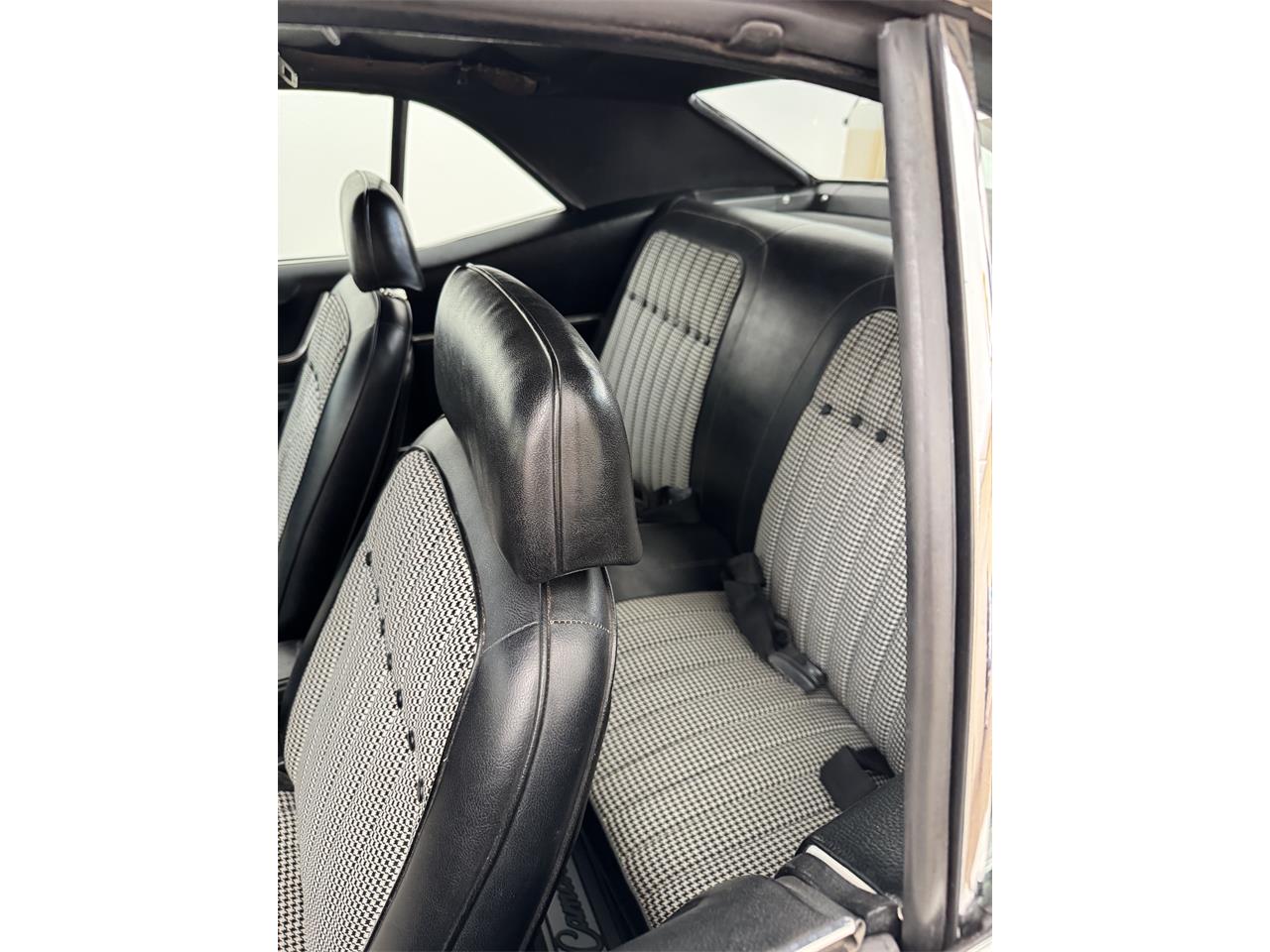 Chevrolet-Camaro-1969-White-Black-white-3