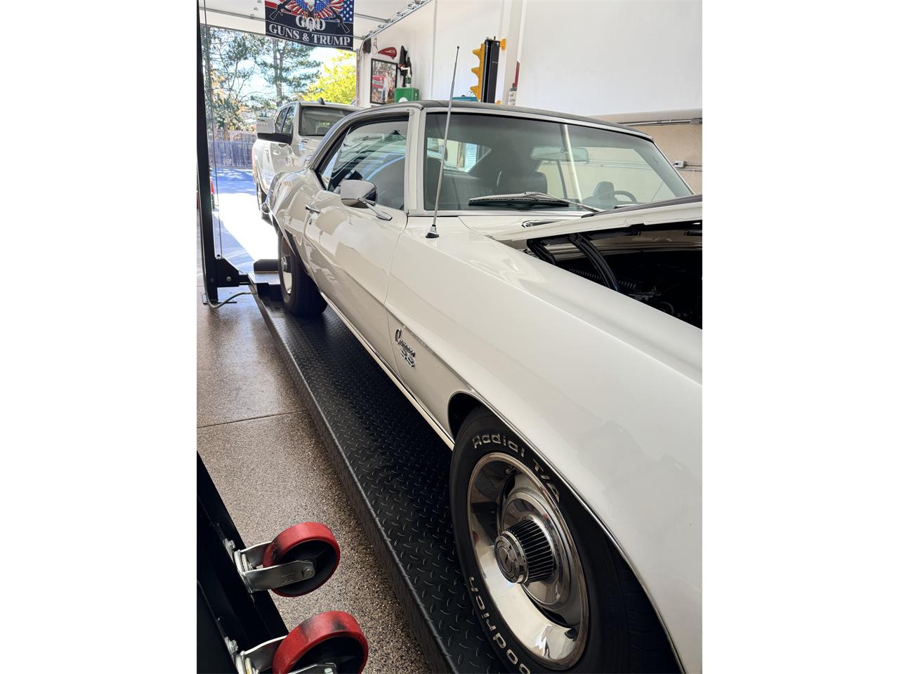 Chevrolet-Camaro-1969-White-Black-white-8