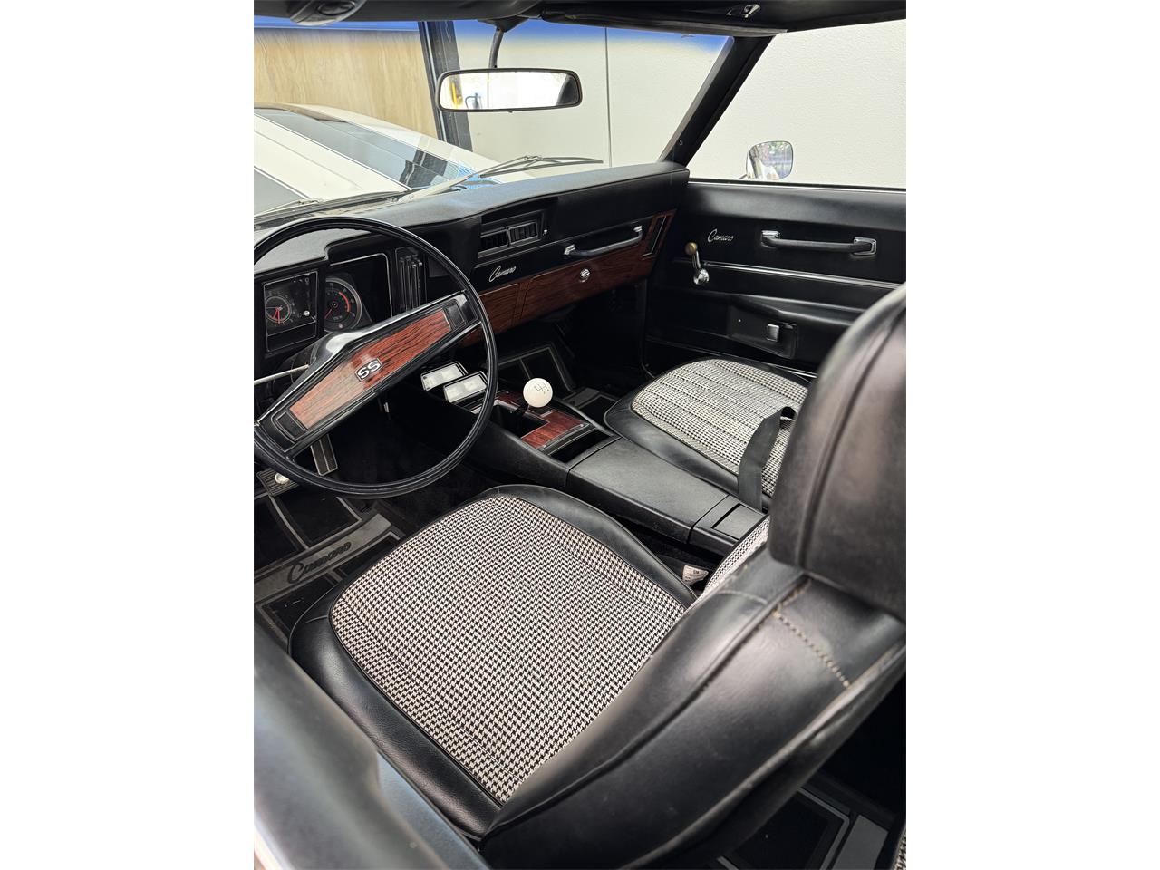 Chevrolet-Camaro-1969-White-Black-white-9