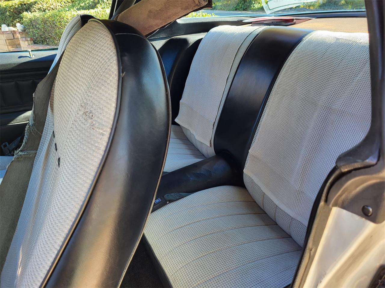 Chevrolet-Camaro-1975-BlackSilver-BlackLight-Grey-11