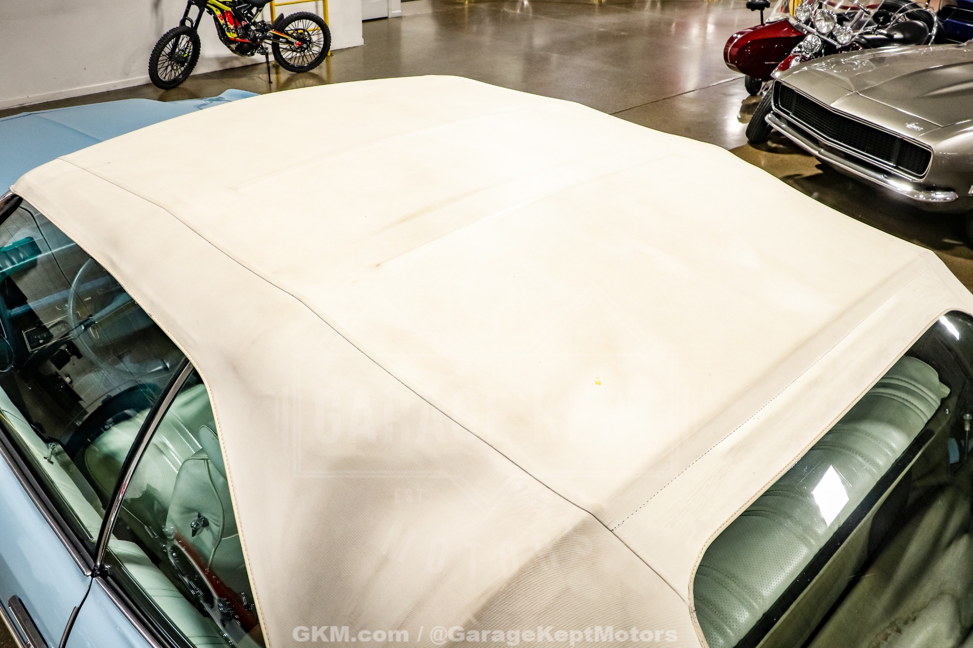 Chevrolet-Caprice-1975-Sky-Blue-White-18