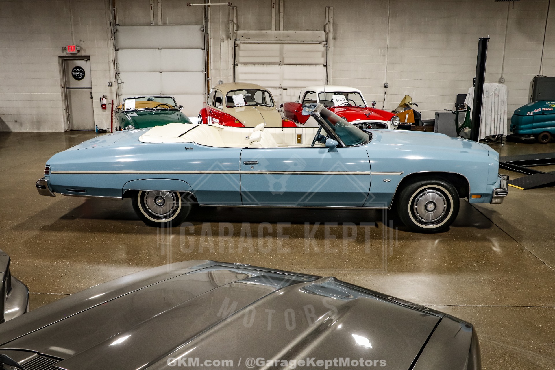 Chevrolet-Caprice-1975-Sky-Blue-White-3