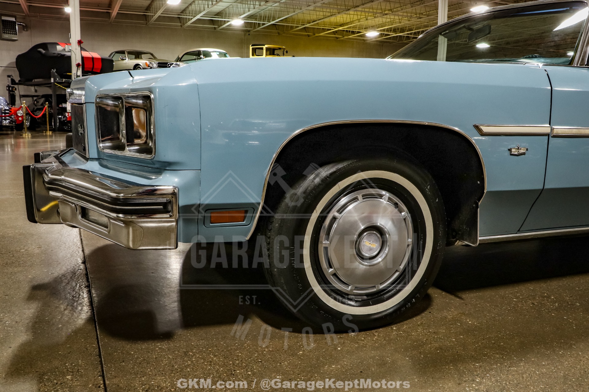 Chevrolet-Caprice-1975-Sky-Blue-White-44