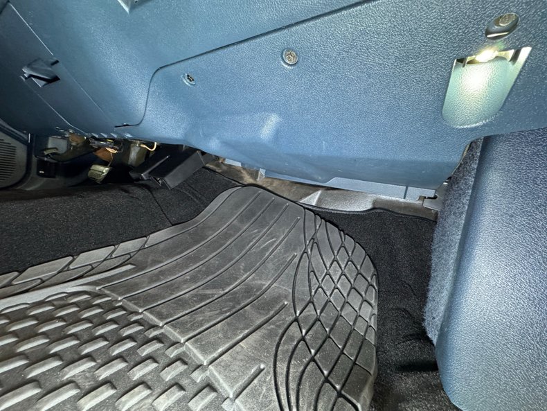 Chevrolet-Caprice-1992-Light-Sapphire-Metal-Blue-21