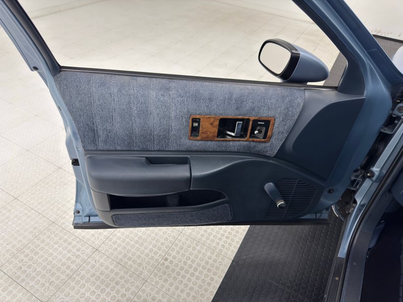 Chevrolet-Caprice-1992-Light-Sapphire-Metal-Blue-31