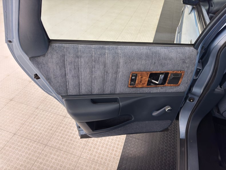 Chevrolet-Caprice-1992-Light-Sapphire-Metal-Blue-33