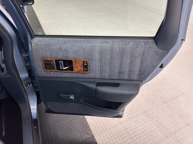 Chevrolet-Caprice-1992-Light-Sapphire-Metal-Blue-37