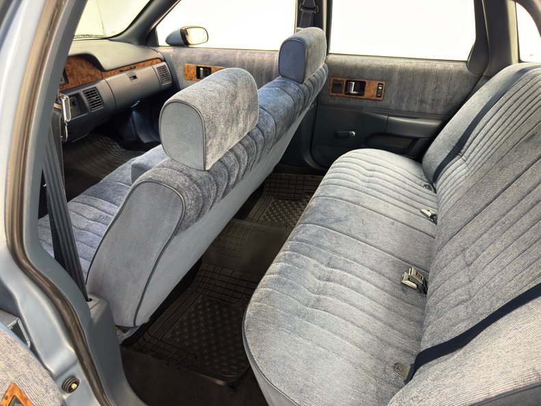 Chevrolet-Caprice-1992-Light-Sapphire-Metal-Blue-39