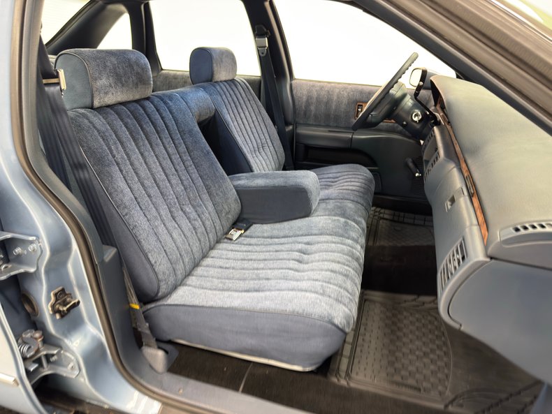 Chevrolet-Caprice-1992-Light-Sapphire-Metal-Blue-42