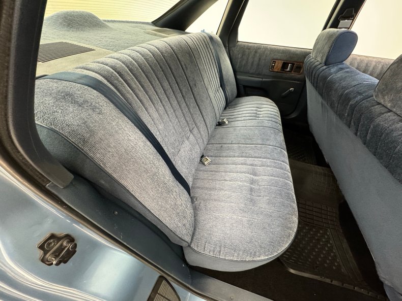 Chevrolet-Caprice-1992-Light-Sapphire-Metal-Blue-44