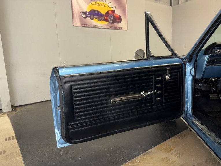 Chevrolet-Chevelle-ss-1967-Glacier-Blue-Black-45