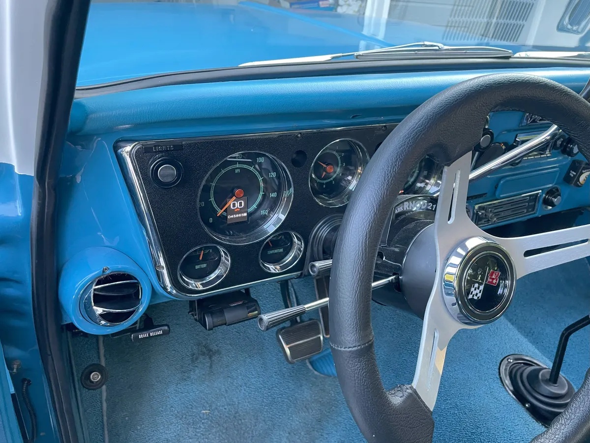 Chevrolet-Ck-1972-Blue-And-White-Blue-And-Black-3