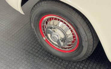 Chevrolet-Corvair-1963-Ermine-White-Red-18