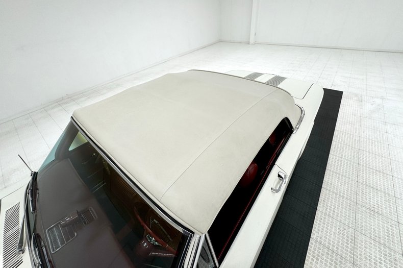 Chevrolet-Corvair-1963-Ermine-White-Red-20