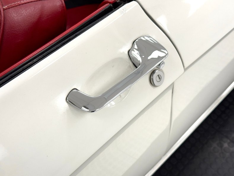 Chevrolet-Corvair-1963-Ermine-White-Red-21