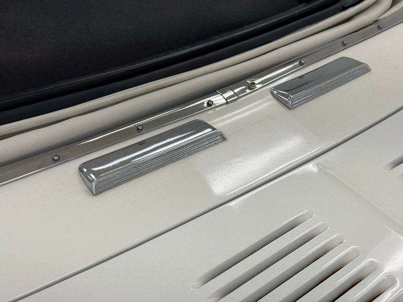 Chevrolet-Corvair-1963-Ermine-White-Red-23