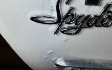 Chevrolet-Corvair-1963-Ermine-White-Red-25