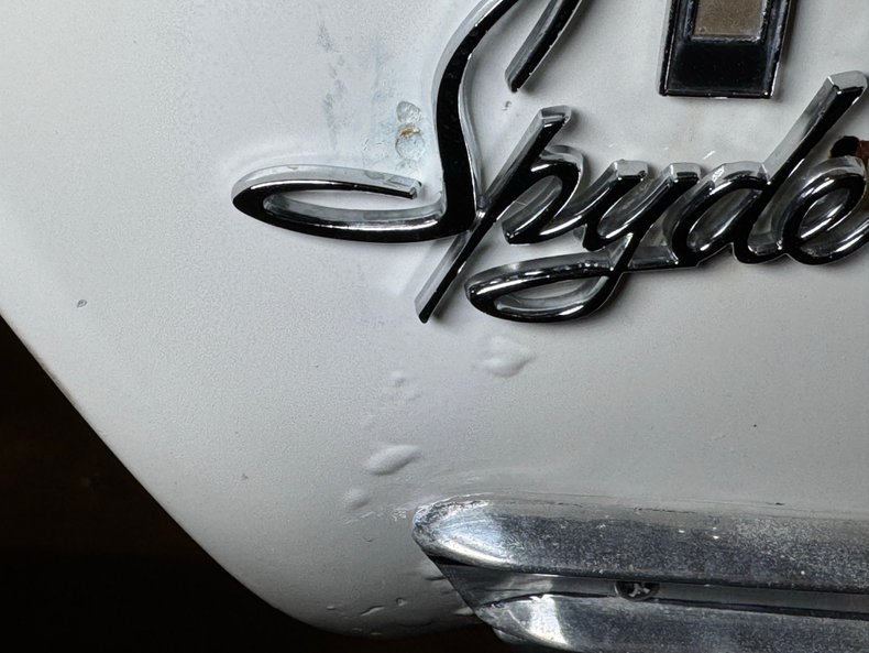 Chevrolet-Corvair-1963-Ermine-White-Red-25