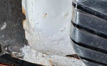 Chevrolet-Corvair-1963-Ermine-White-Red-32