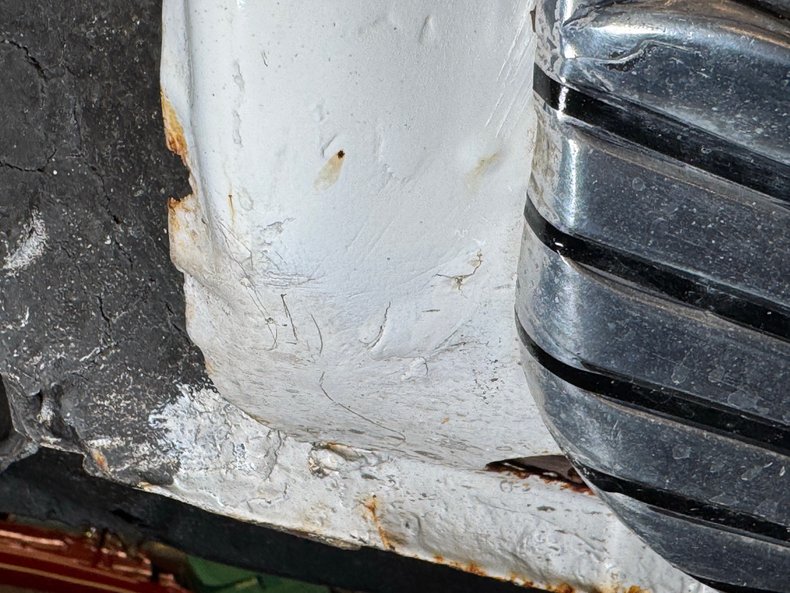 Chevrolet-Corvair-1963-Ermine-White-Red-32