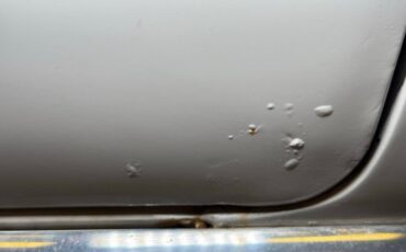 Chevrolet-Corvair-1963-Ermine-White-Red-35