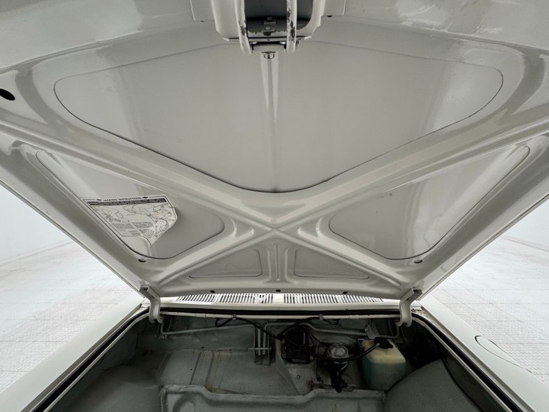 Chevrolet-Corvair-1963-Ermine-White-Red-37