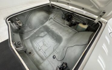 Chevrolet-Corvair-1963-Ermine-White-Red-40