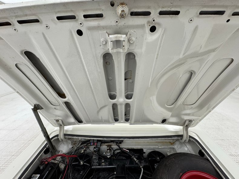 Chevrolet-Corvair-1963-Ermine-White-Red-41