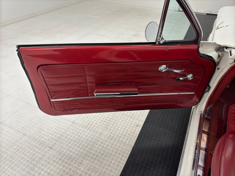 Chevrolet-Corvair-1963-Ermine-White-Red-45