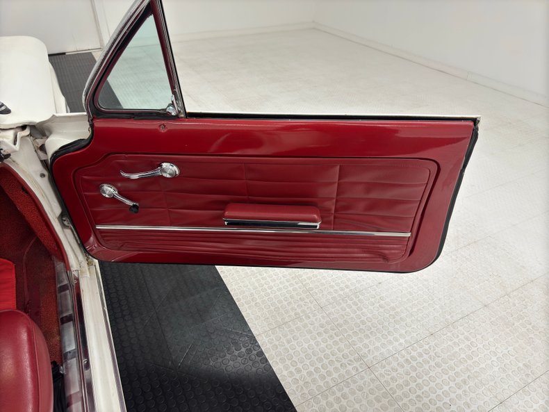 Chevrolet-Corvair-1963-Ermine-White-Red-46