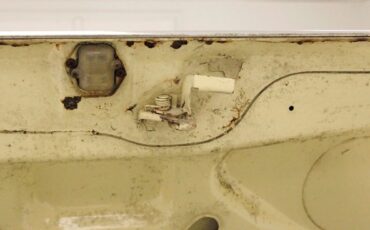 Chevrolet-Corvair-1968-Butternut-Yellow-Black-15