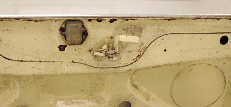 Chevrolet-Corvair-1968-Butternut-Yellow-Black-15