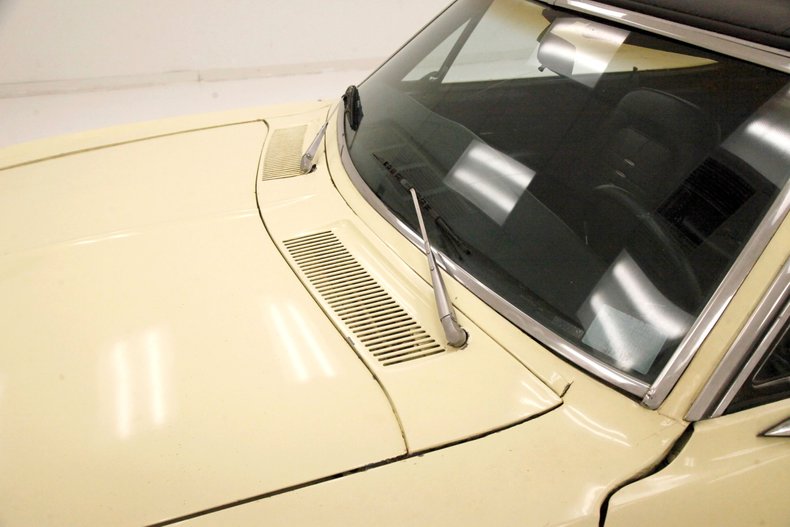 Chevrolet-Corvair-1968-Butternut-Yellow-Black-23