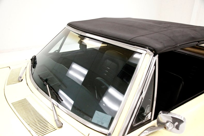 Chevrolet-Corvair-1968-Butternut-Yellow-Black-24