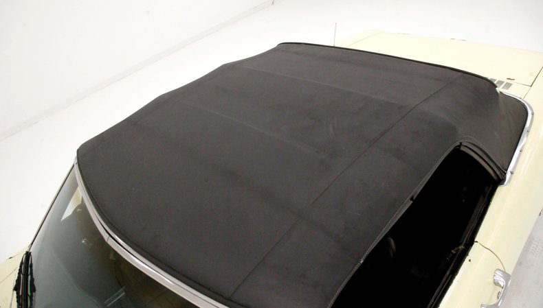 Chevrolet-Corvair-1968-Butternut-Yellow-Black-26