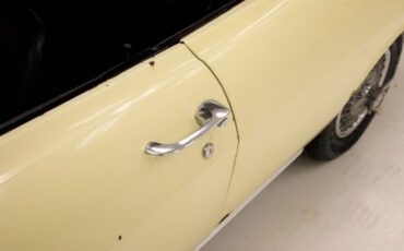 Chevrolet-Corvair-1968-Butternut-Yellow-Black-27