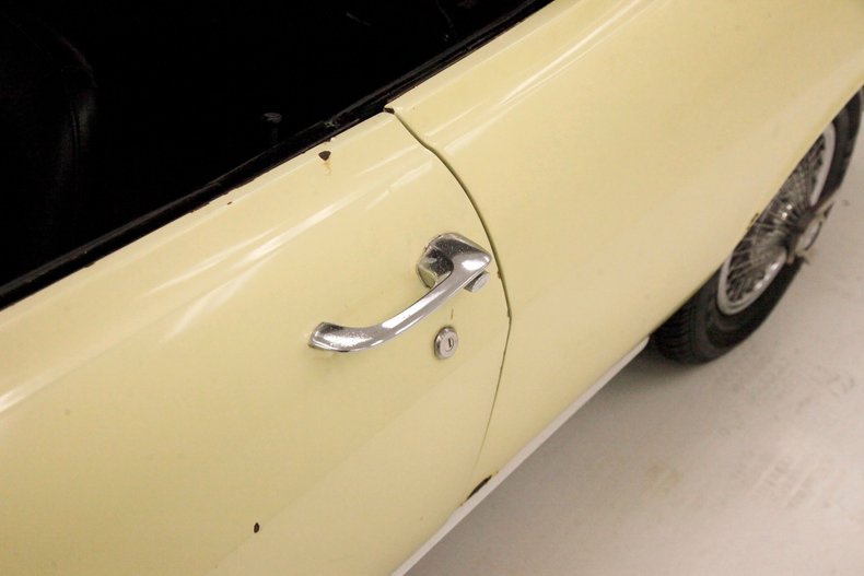 Chevrolet-Corvair-1968-Butternut-Yellow-Black-27