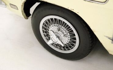 Chevrolet-Corvair-1968-Butternut-Yellow-Black-28