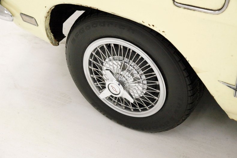 Chevrolet-Corvair-1968-Butternut-Yellow-Black-28