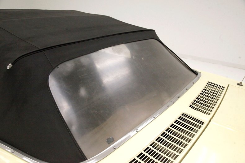 Chevrolet-Corvair-1968-Butternut-Yellow-Black-29