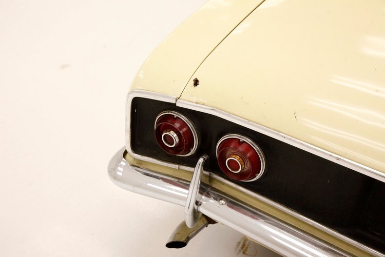 Chevrolet-Corvair-1968-Butternut-Yellow-Black-31