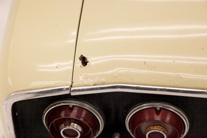 Chevrolet-Corvair-1968-Butternut-Yellow-Black-32