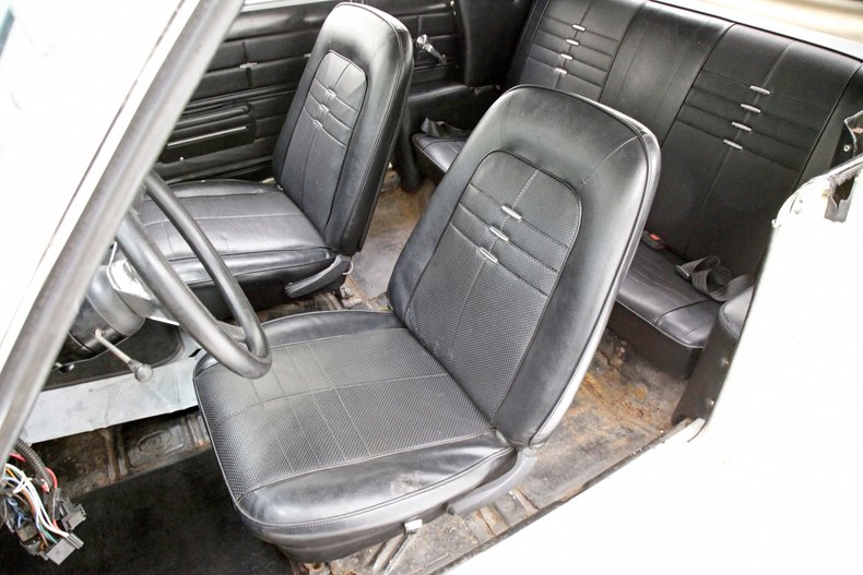 Chevrolet-Corvair-1968-Butternut-Yellow-Black-36