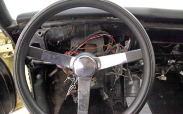 Chevrolet-Corvair-1968-Butternut-Yellow-Black-37