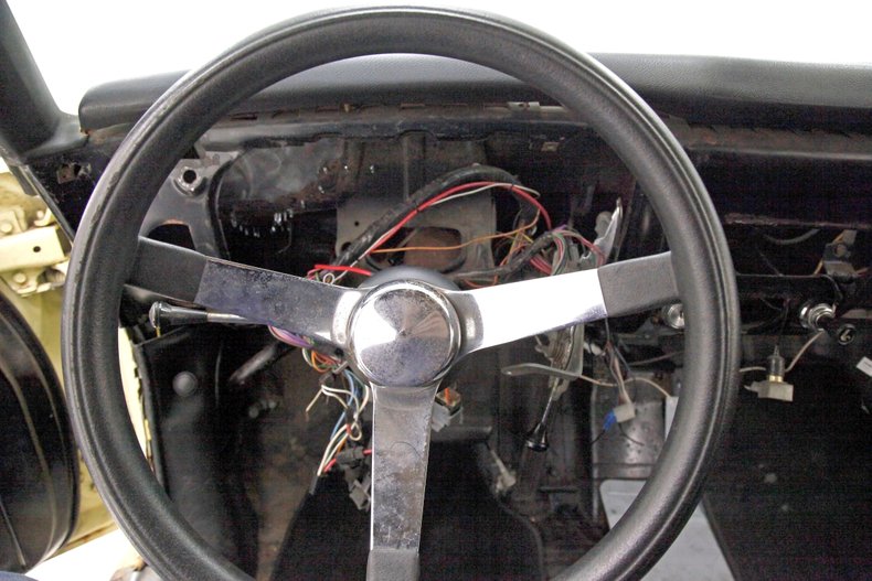 Chevrolet-Corvair-1968-Butternut-Yellow-Black-37